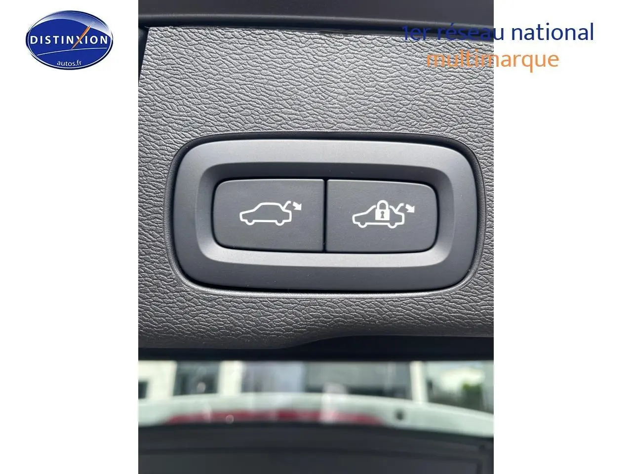 Gros plan sur les boutons d'ouverture et de verrouillage du coffre du Volvo XC60 gris 2024 hybride rechargeable.