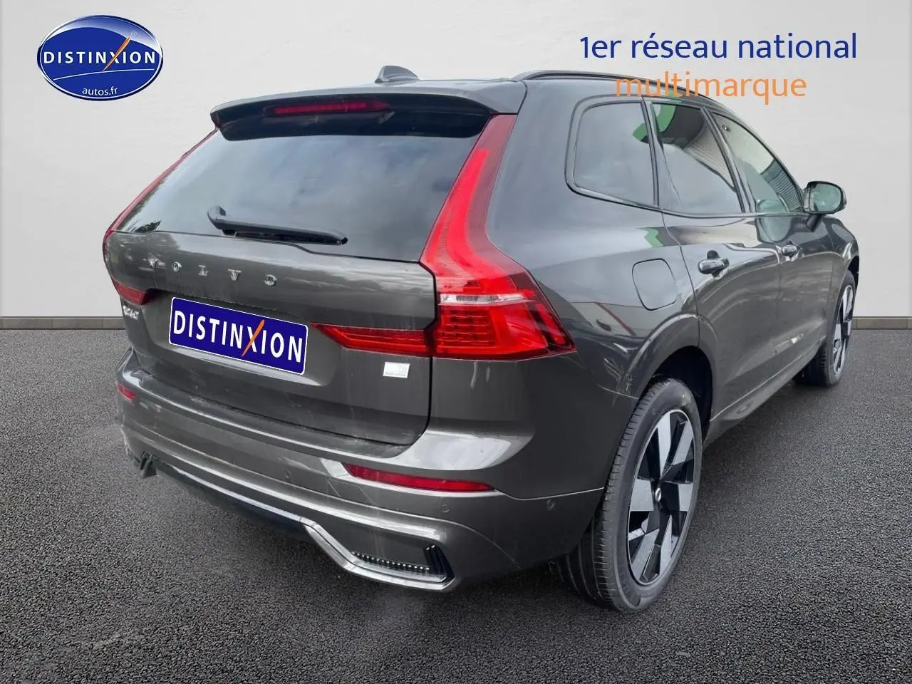 Vue 3/4 arrière droite d’un Volvo XC60 gris métallisé avec feux arrière LED et jantes alliage distinctives.