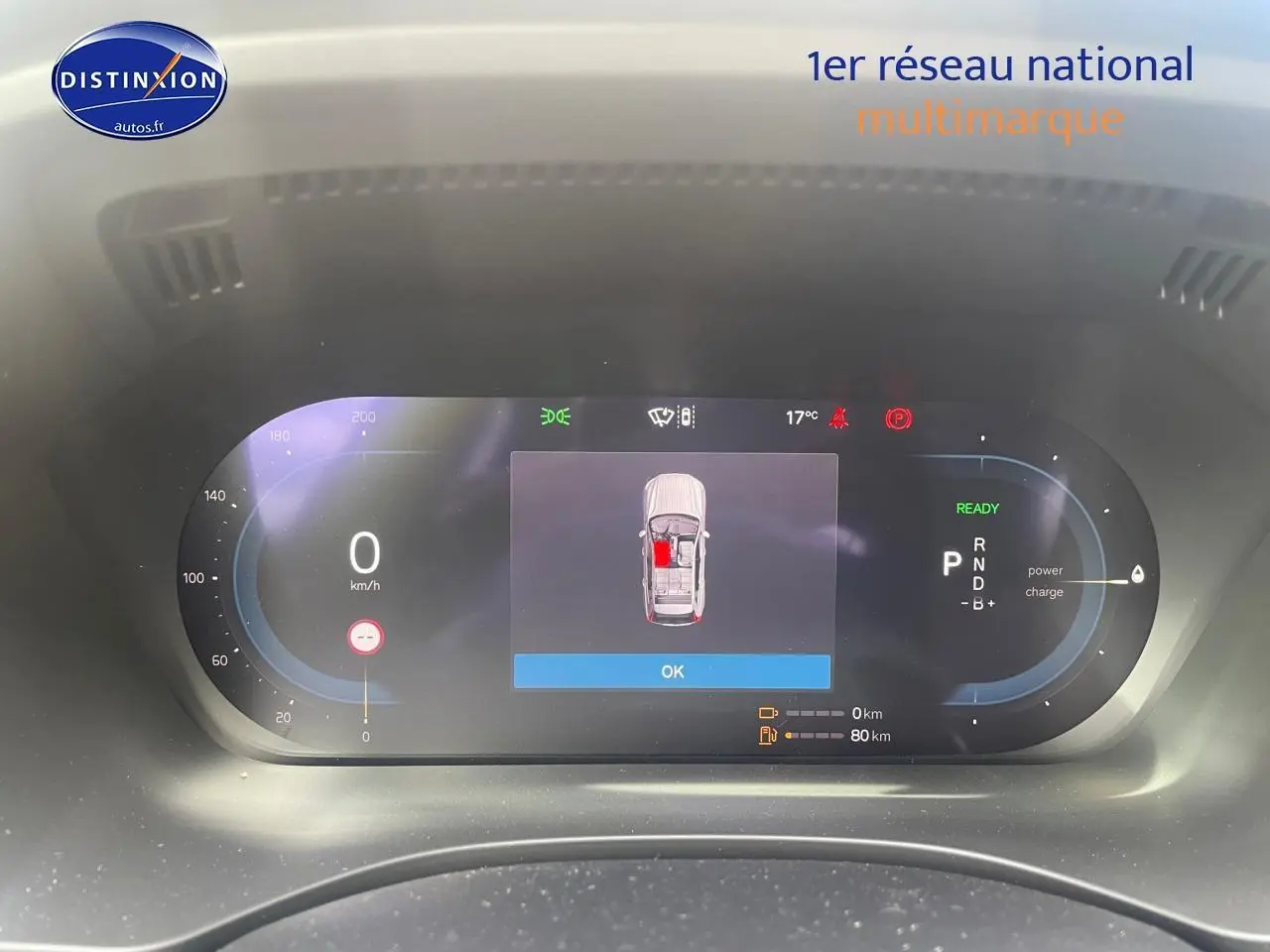 Tableau de bord numérique du Volvo XC60 gris, affichant la vitesse à 0 km/h et l'état des portes ouvertes.