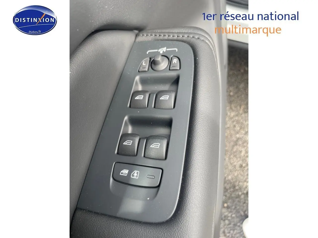 Panneau de commandes des vitres et rétroviseurs côté conducteur du Volvo XC60 gris 2024, intérieur noir.