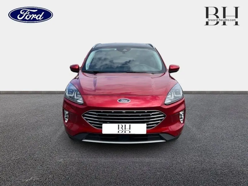 Vue frontale d'un Ford Kuga 2022 rouge Premium Lucid avec calandre chromée et toit panoramique visible.