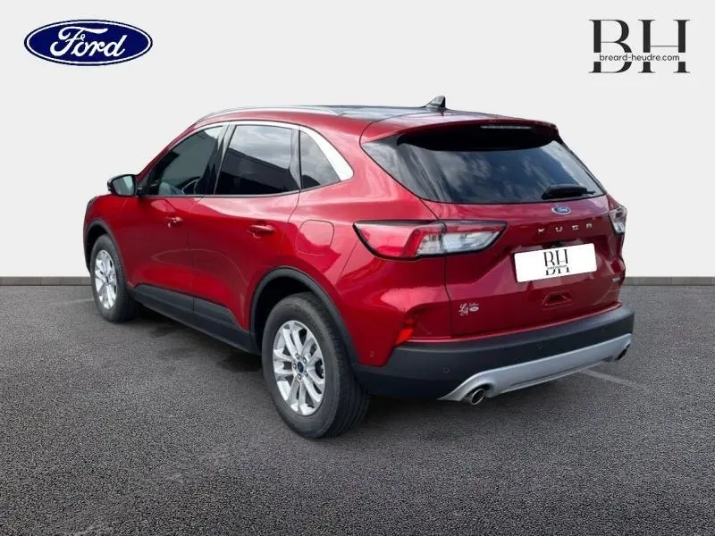 Ford Kuga 2022 rouge Premium Lucid vu en 3/4 arrière droit avec toit panoramique et vitres arrière surteintées.