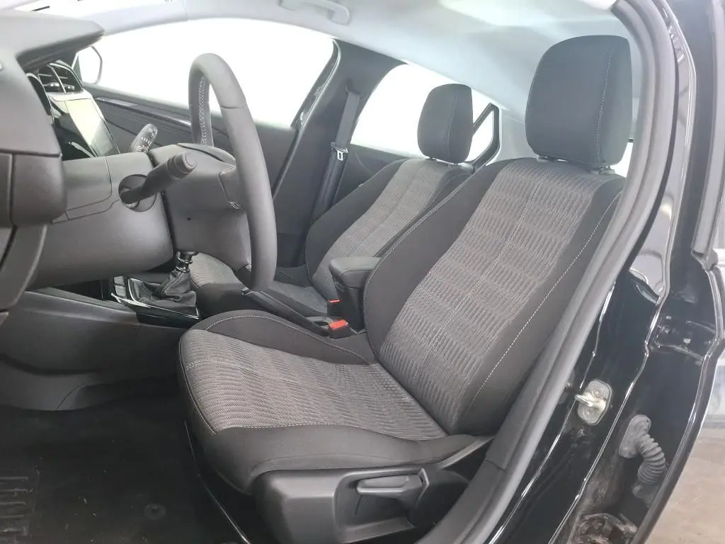 Vue intérieure côté conducteur de l’Opel Corsa F Elegance Business 2023 noir perla, sièges tissu gris et noir.