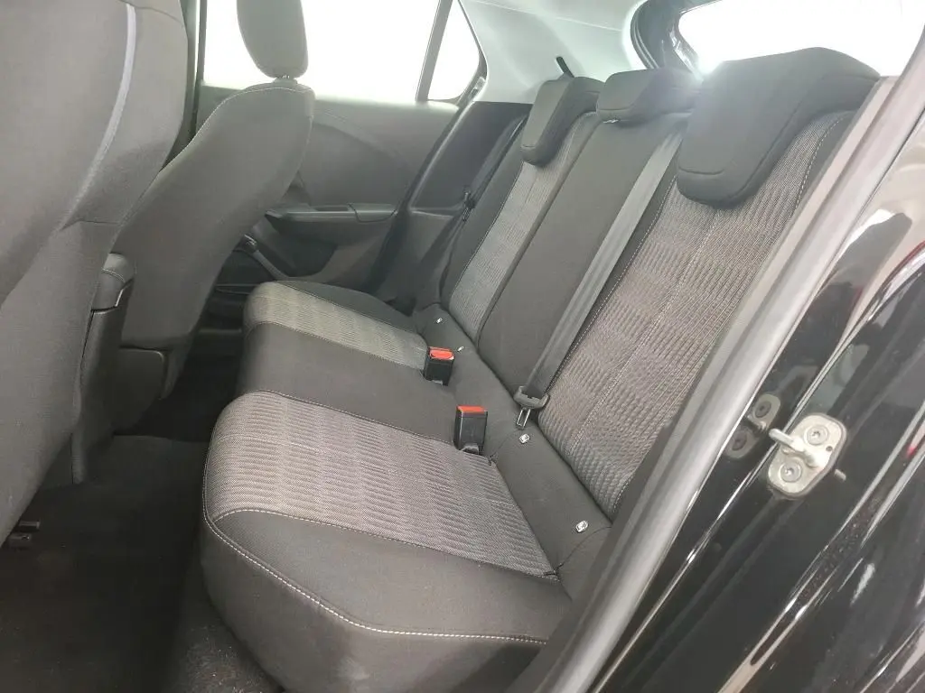 Vue intérieure côté droit des sièges arrière en tissu gris et noir de l’Opel Corsa F Elegance Business 2023 noir perla.