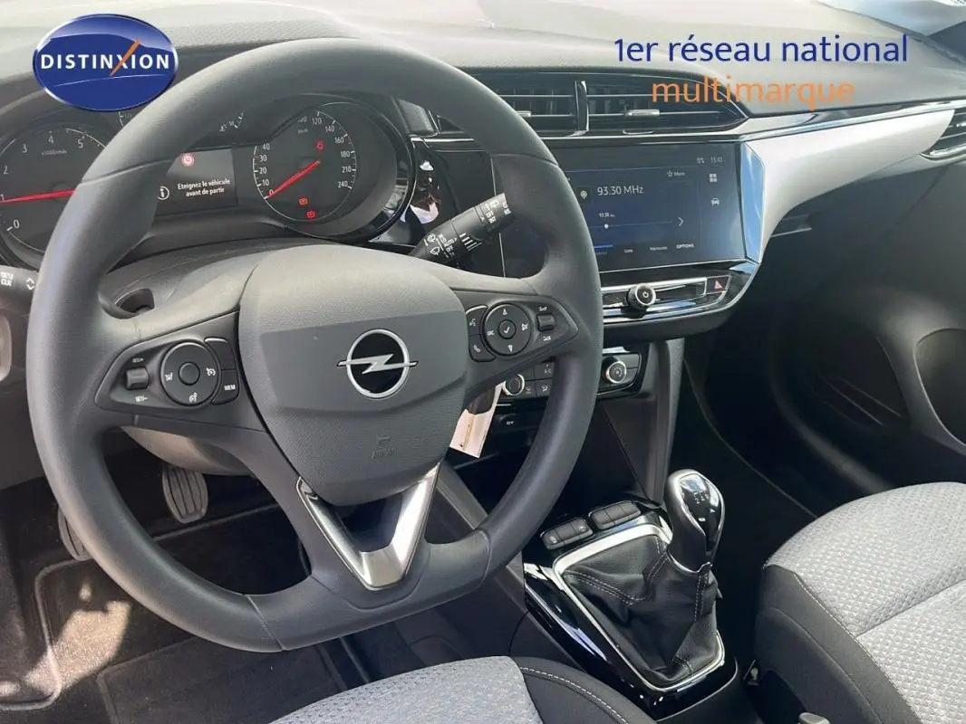 Intérieur de l'Opel Corsa gris 2025, vue du volant multifonctions et console centrale avec écran tactile et boîte manuelle.