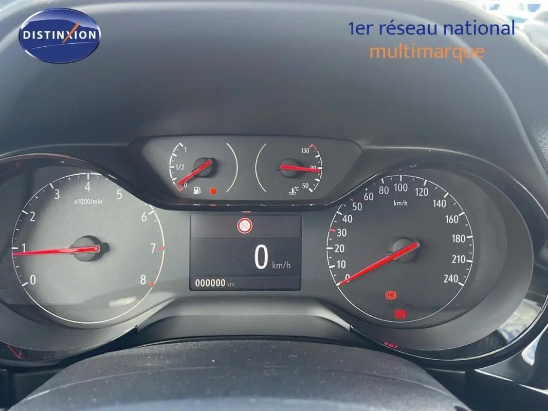 Vue rapprochée du tableau de bord de l'Opel Corsa gris 2025, affichant compteur et indicateurs numériques.