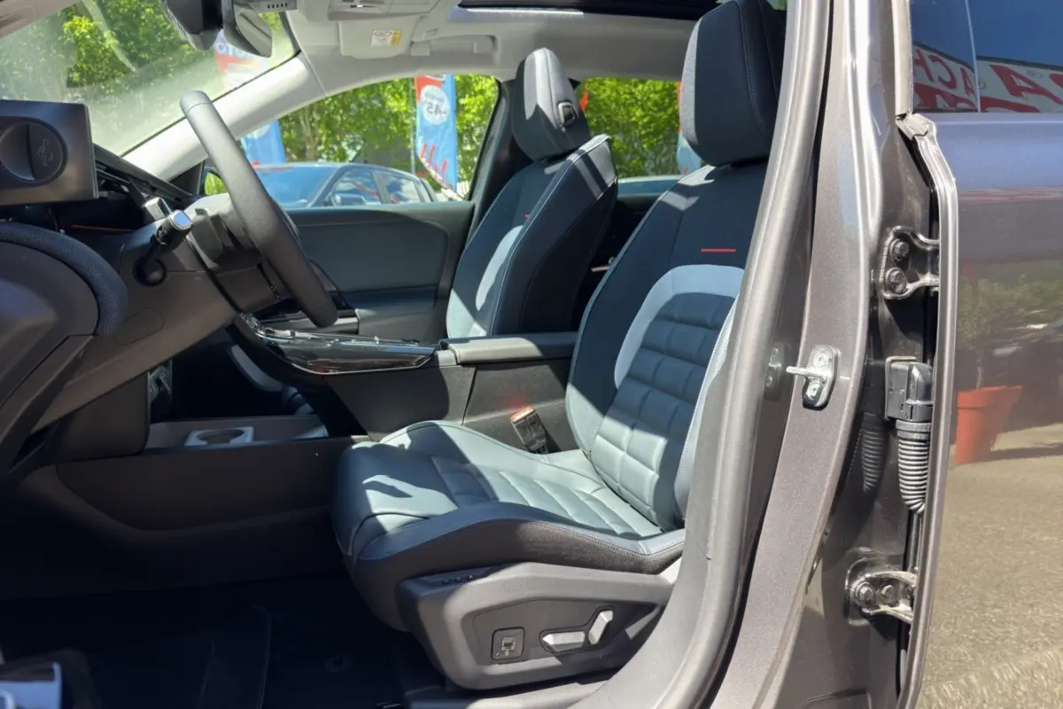 Vue intérieure côté conducteur du Citroën C5 Aircross gris platinium, siège avant cuir avec réglages électriques.