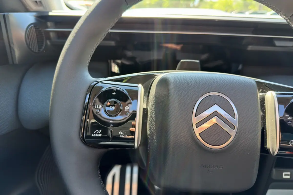 Gros plan sur le volant cuir multifonctions du Citroën C5 Aircross New Hybrid 145, avec logo chrome central.