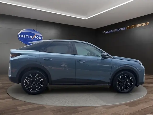 Vue latérale droite d'un Peugeot 3008 bleu 2025 en version hybride, avec jantes noires et toit panoramique visible.