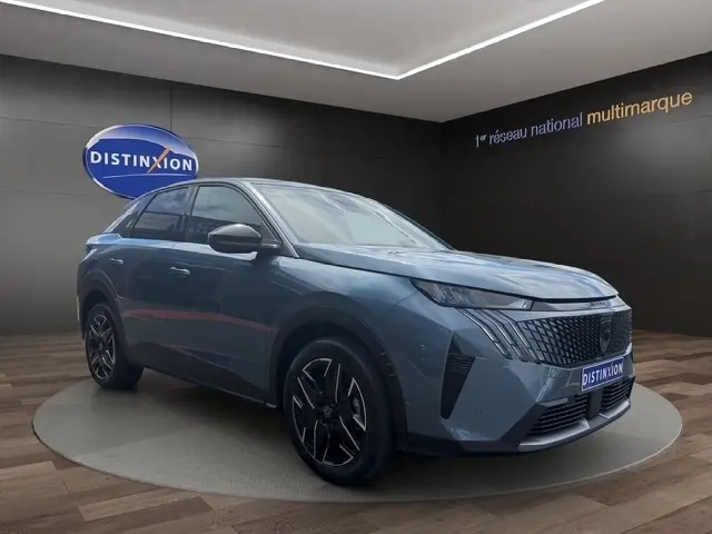 Peugeot 3008 bleu en 3/4 avant droit, avec calandre distinctive et jantes noires, dans un showroom intérieur.