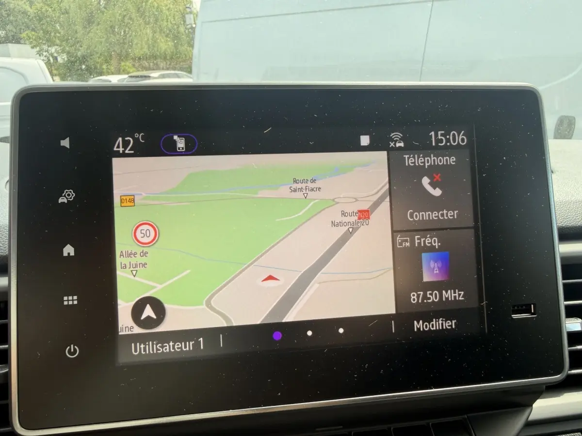 Écran tactile central du Renault Trafic Fourgon blanc, affichant la navigation GPS et les options multimédias.