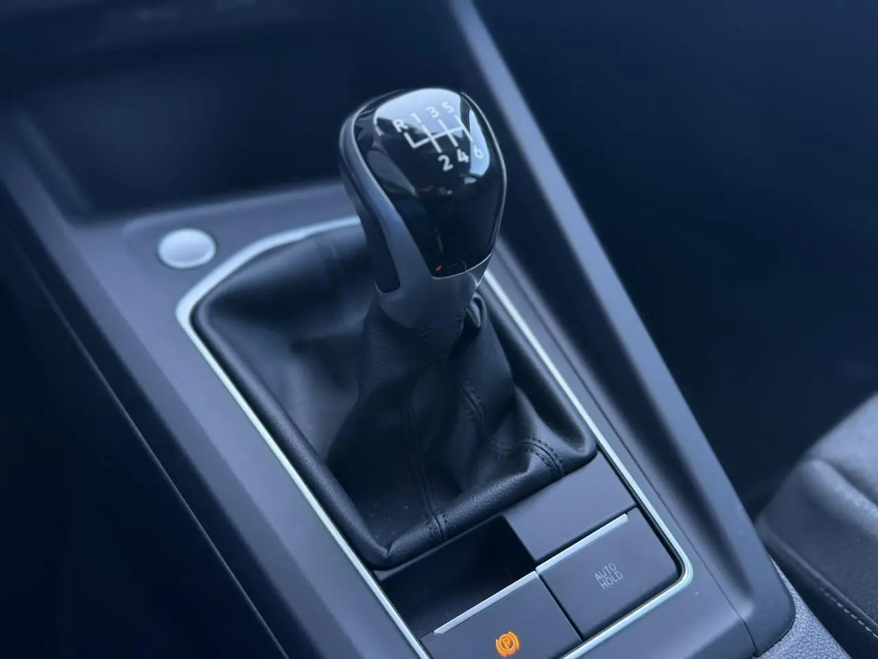 Le levier de vitesse manuel de la Volkswagen Golf 8, vue rapprochée sur la console centrale intérieure.