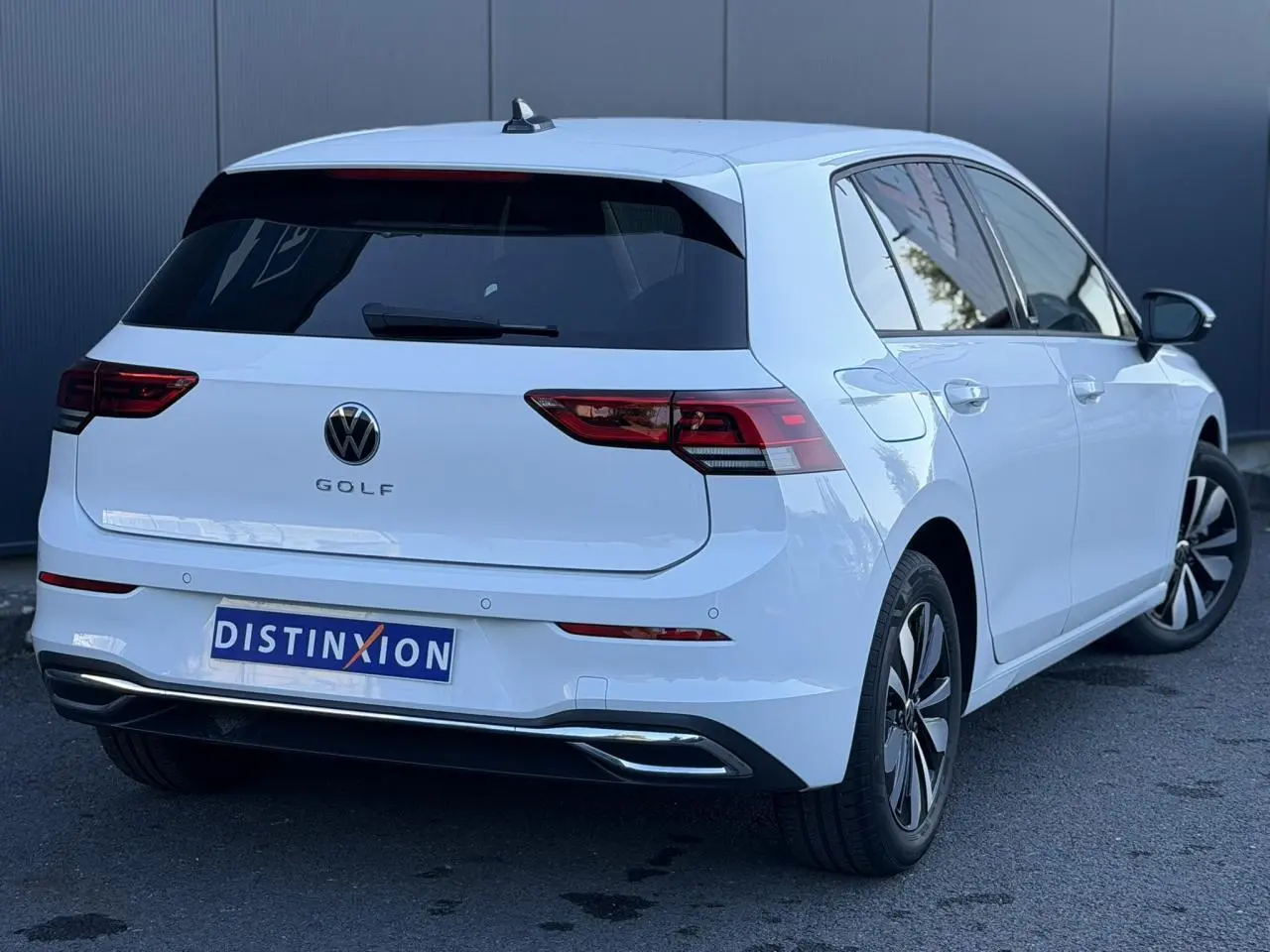 Volkswagen Golf 8 blanche vue 3/4 arrière droit avec feux arrière LED et jantes alliage Norfolk.