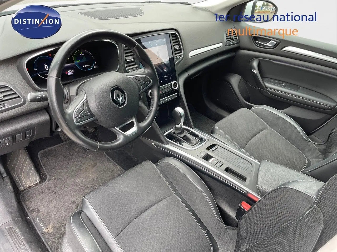 Intérieur noir de la Renault Mégane Break 1.6E-TECH 2021, vue côté conducteur avec tableau de bord et console centrale.