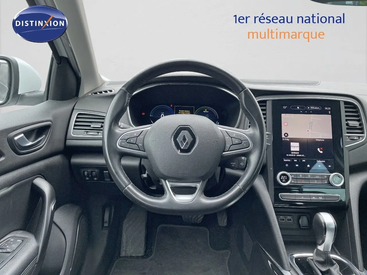 Vue intérieure centrée sur le volant et la console tactile d'une Renault Mégane Break blanche Glacier, finition Intens 2021.