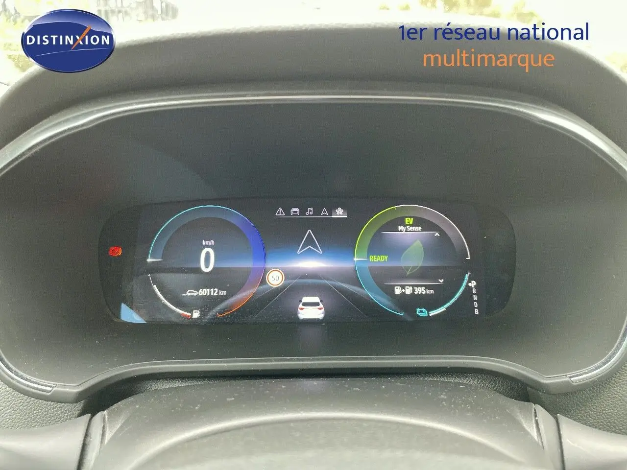 Tableau de bord numérique de Renault Mégane Break hybride, affichant vitesse à 0 km/h et autonomie électrique prête.