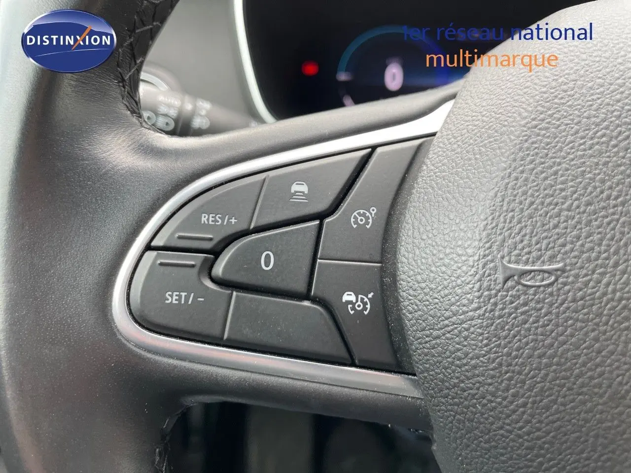 Gros plan sur les commandes au volant de la Renault Mégane Break blanc glacier, version hybride rechargeable 2021.