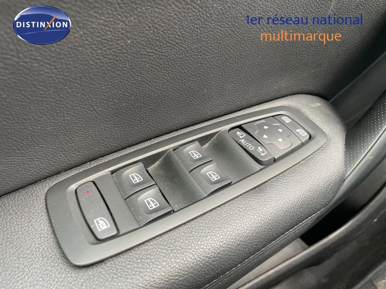 Gros plan sur les commandes de lève-vitres et rétroviseurs côté conducteur de la Renault Mégane Break blanc glacier 2021.