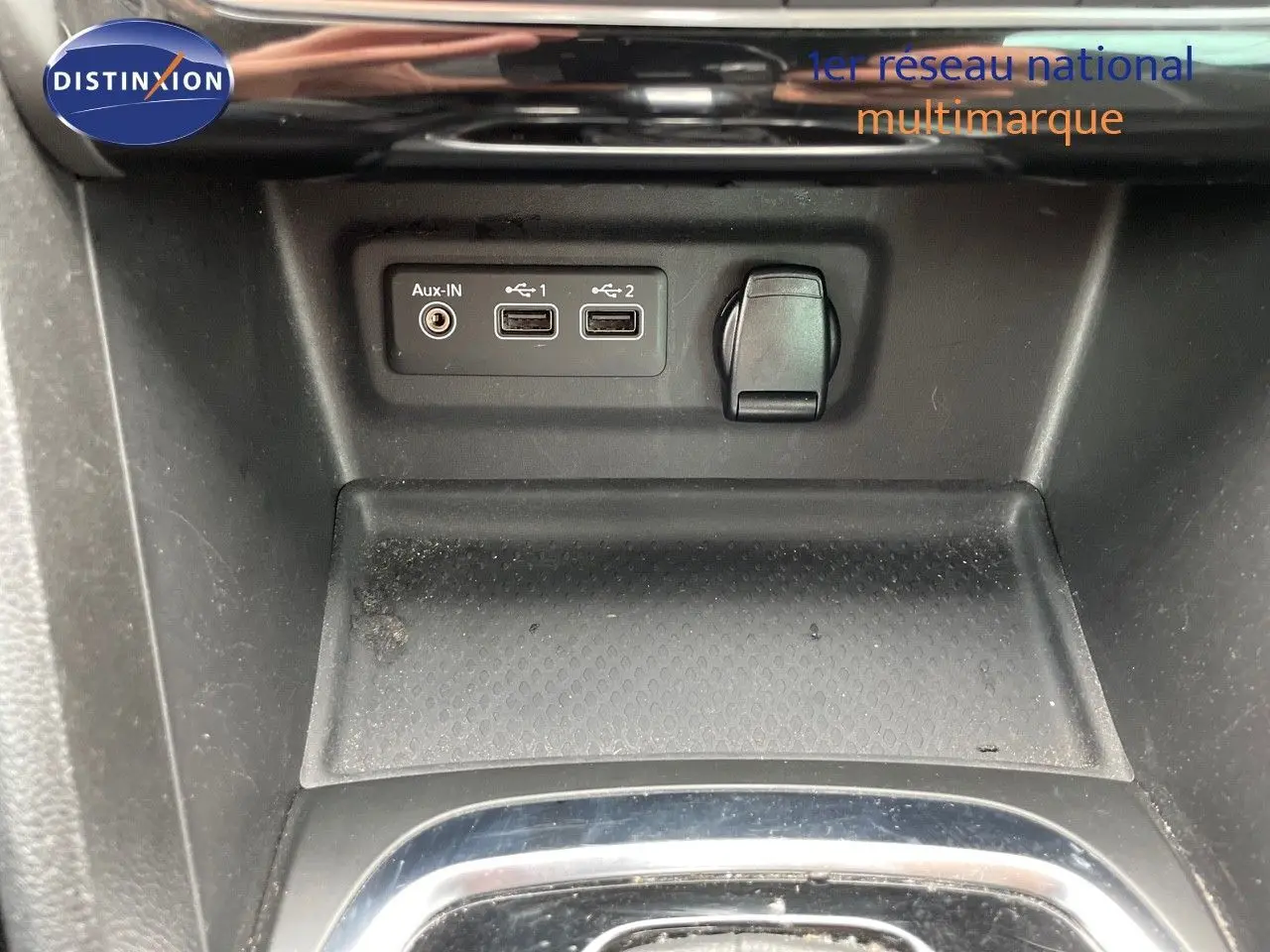Gros plan sur la console centrale avec ports USB et prise auxiliaire d'une Renault Mégane Break blanc glacier.