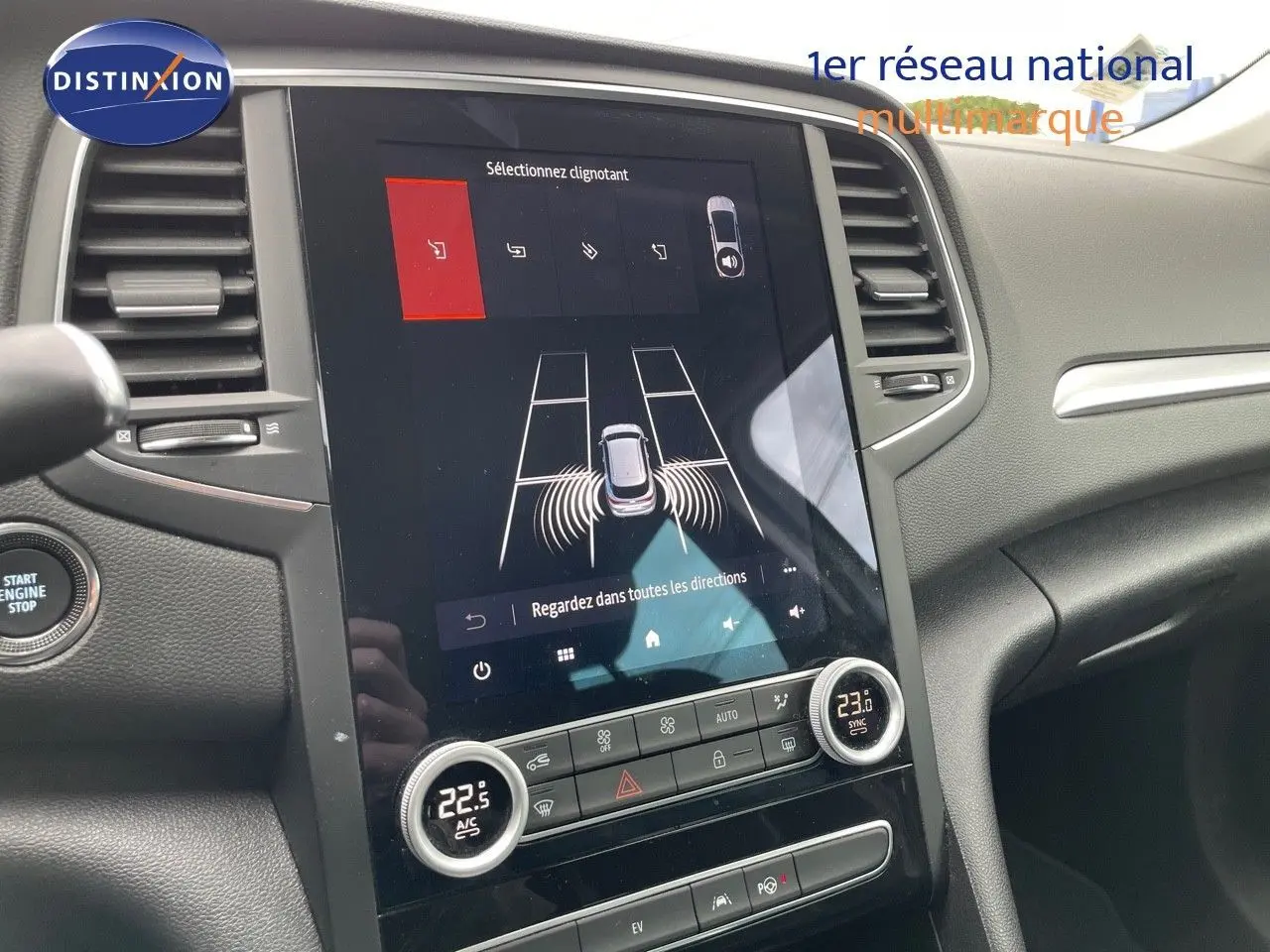 Vue rapprochée de la console centrale avec écran tactile et commandes de climatisation du Renault Megane Break blanc Glacier 2021.