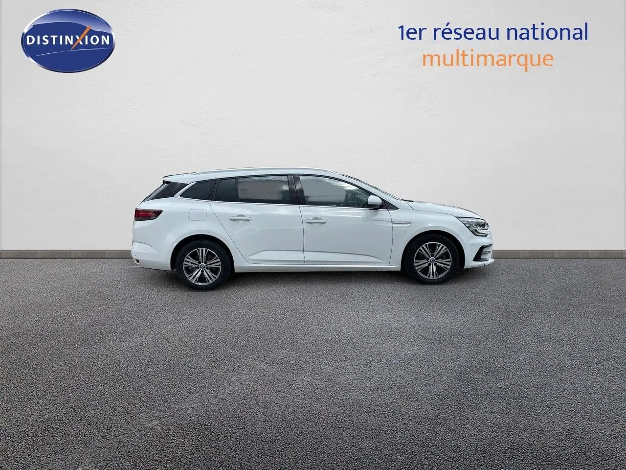 Profil droit de la Renault Megane Break 1.6E-Tech blanc glacier, hybride rechargeable, sur fond neutre.