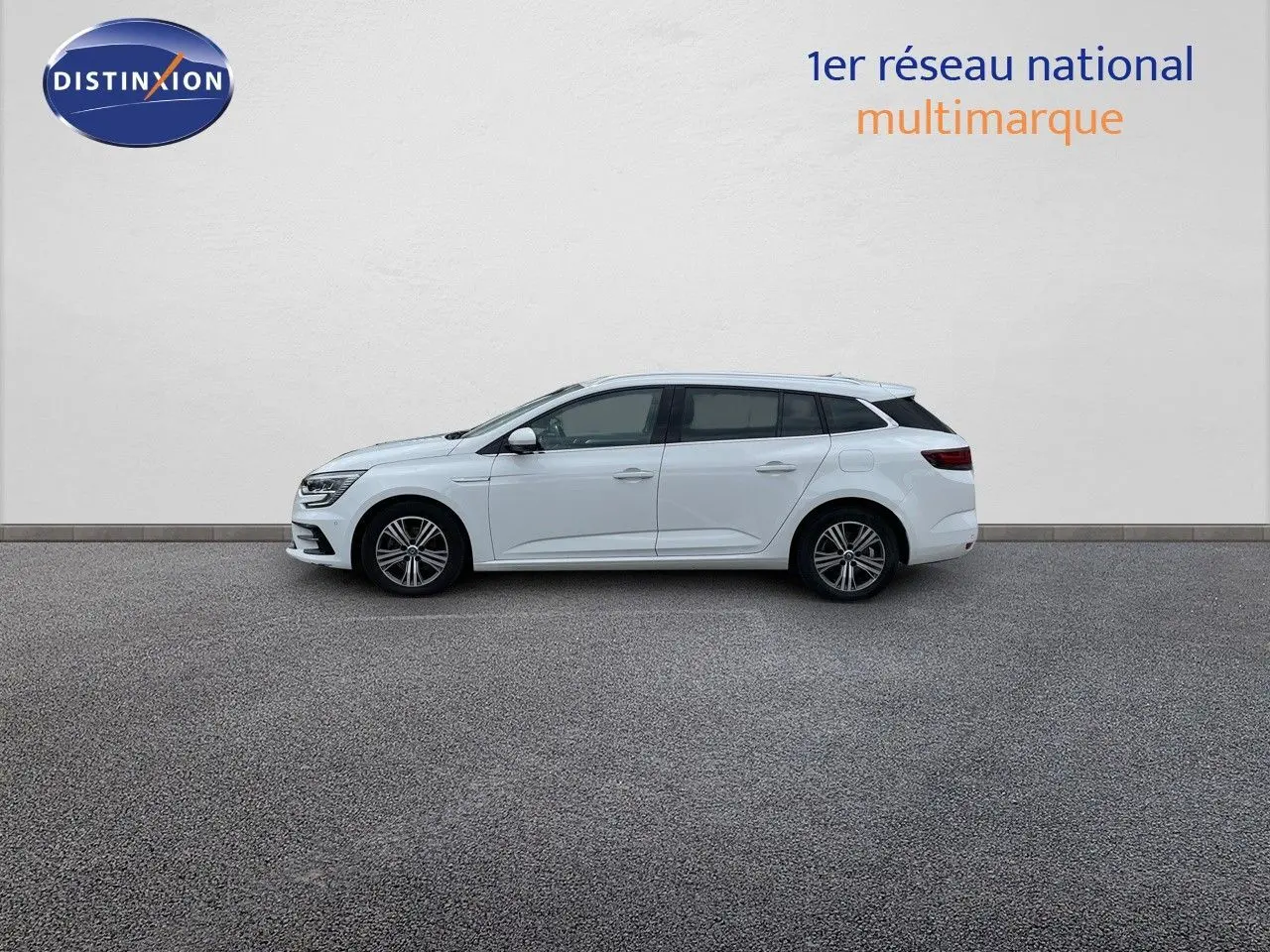Profil droit d'une Renault Mégane Break 1.6E-TECH Plug-in 160EDC Intens blanc glacier sur fond neutre.
