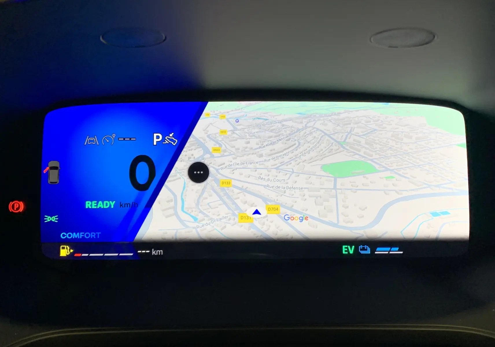 Tableau de bord numérique de la Renault Symbioz 2025 avec affichage GPS et indicateurs de conduite en mode confort.