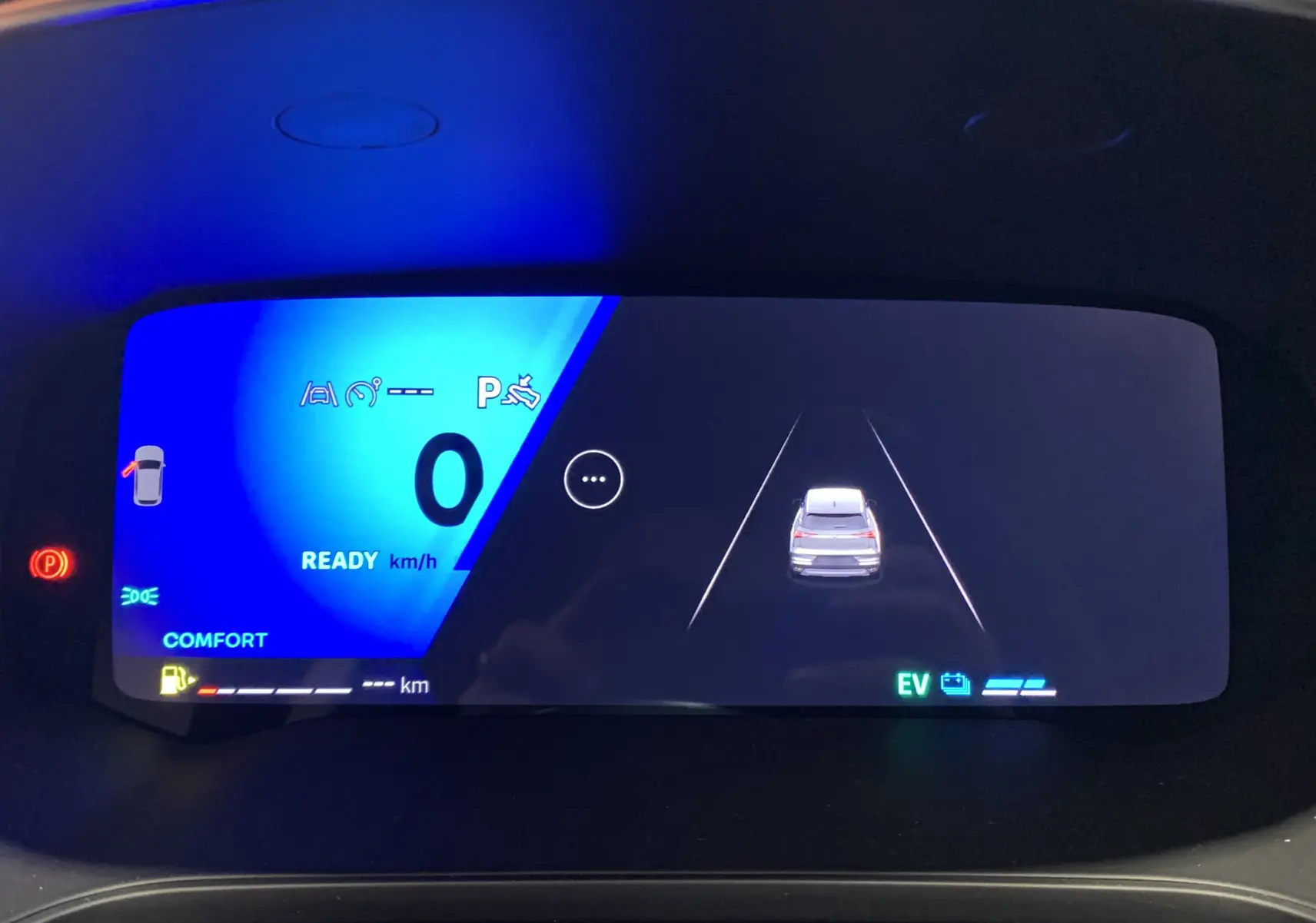 Tableau de bord numérique du Renault Symbioz 2025 montrant l'affichage de vitesse à 0 km/h et l'assistance au maintien de voie.