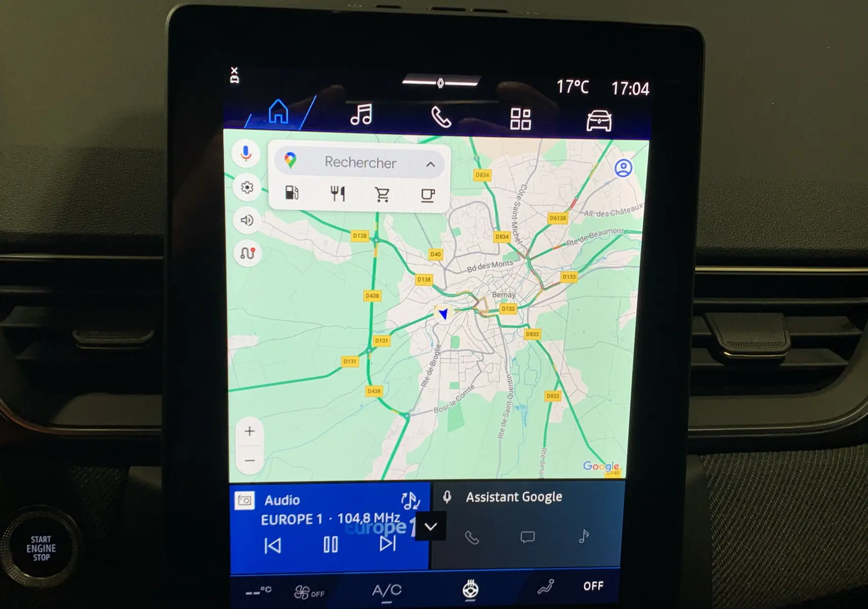Écran tactile central affichant la navigation Google Maps et la radio Europe 1 dans un Renault Symbioz 2025.