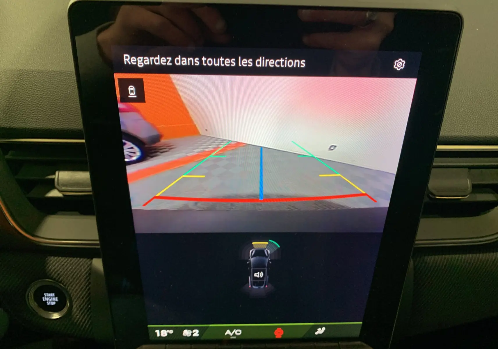 Écran intérieur montrant la caméra de recul avec guidage coloré sur Renault Symbioz bleu Iron, vue arrière stationnement.