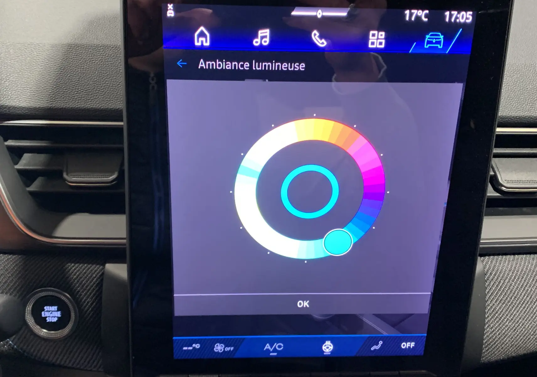 Écran tactile intérieur du Renault Symbioz 2025 montrant la sélection de l'ambiance lumineuse avec réglage couleur bleu.