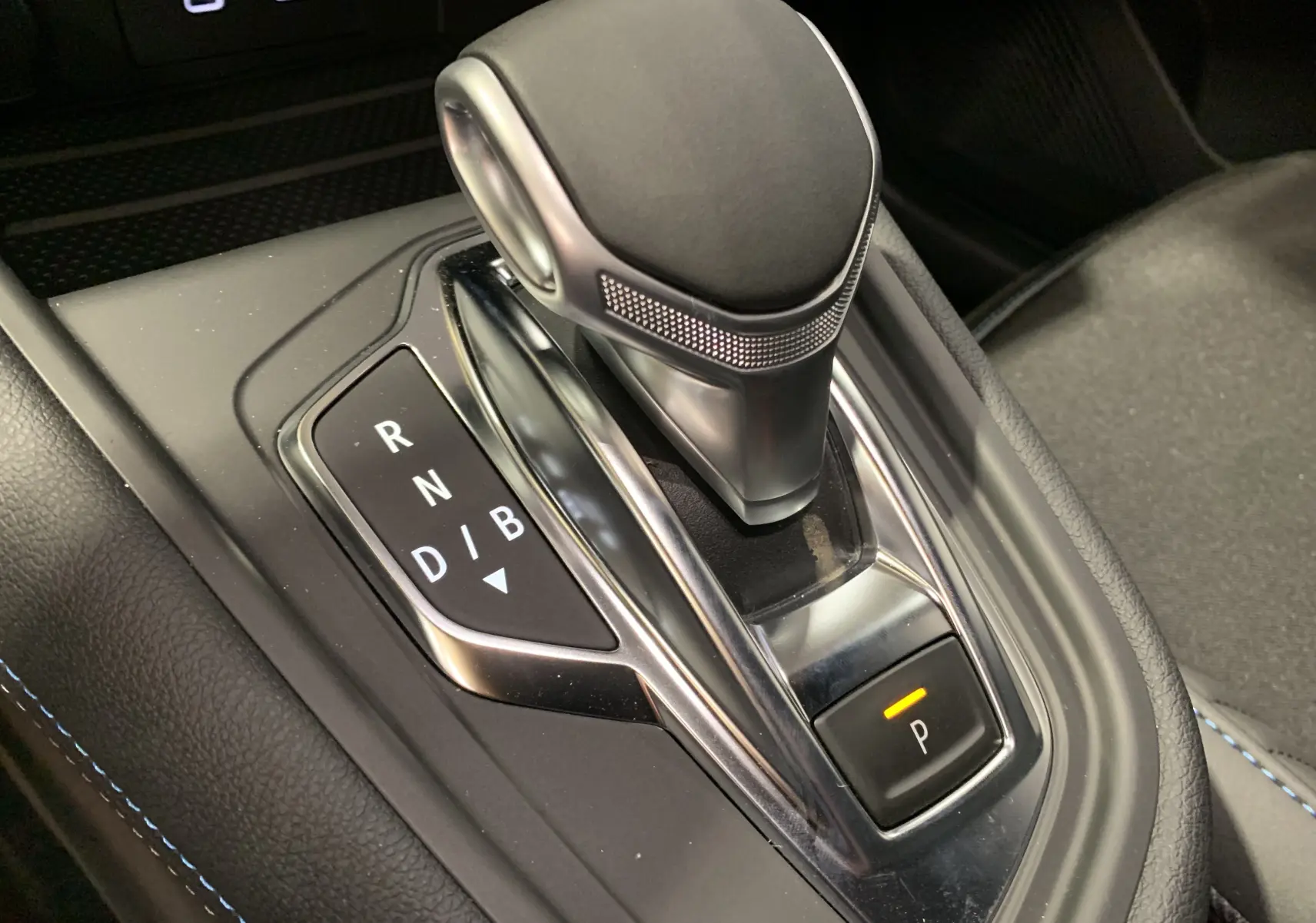 Gros plan sur le levier de vitesses automatique noir et chrome du Renault Symbioz E-Tech Full Hybrid 2025.