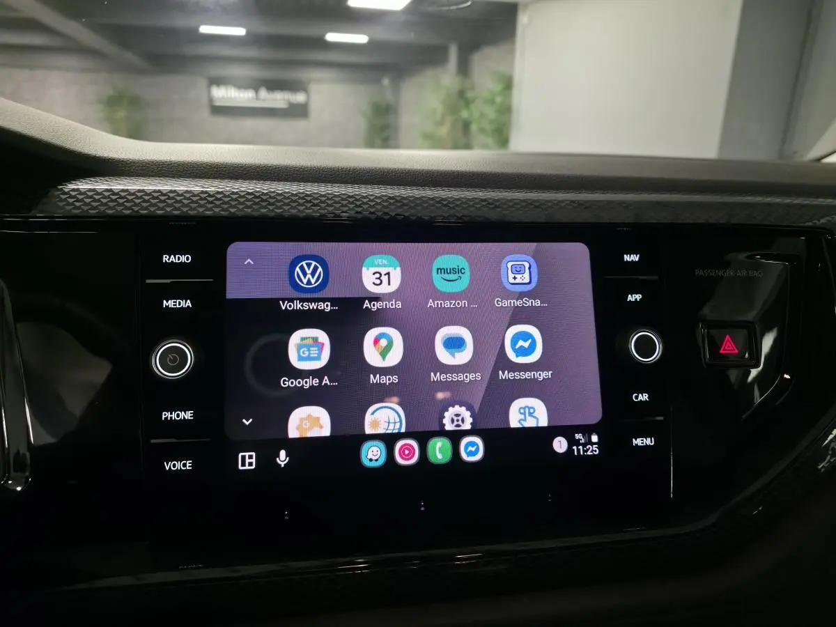 Écran tactile 8'' central de la Volkswagen Polo gris 2025 affichant des applications connectées.