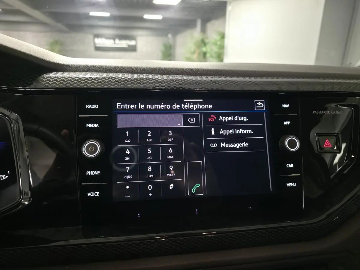 Écran tactile central de la Volkswagen Polo 2025 affichant le clavier pour entrer un numéro de téléphone.