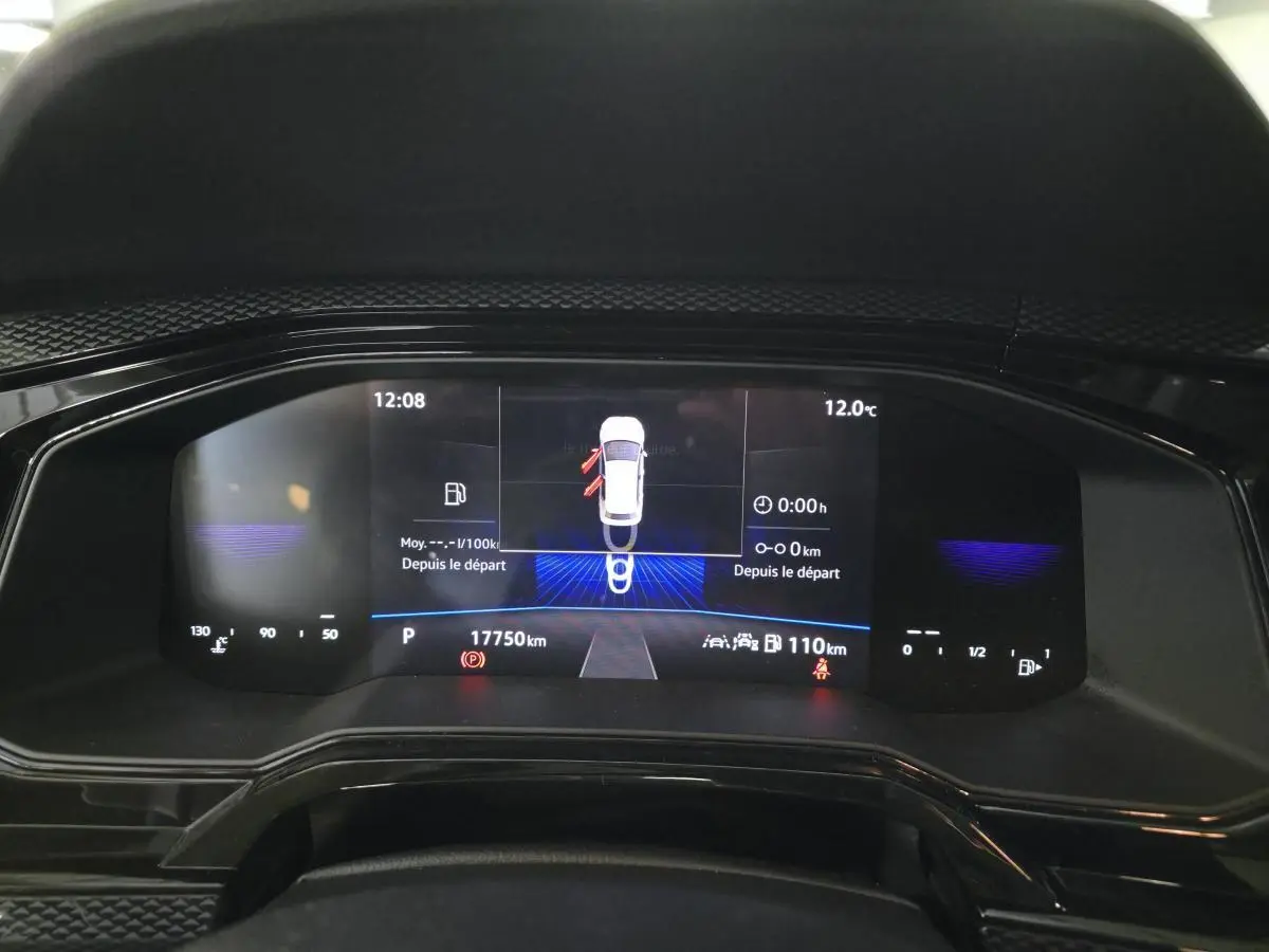 Affichage numérique du tableau de bord de la Volkswagen Polo 2025, avec indicateurs de température et kilométrage.