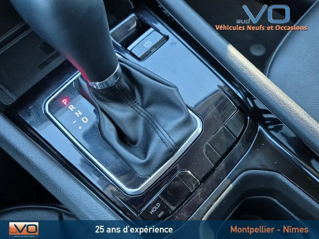 Gros plan sur la console centrale noire avec levier de vitesse automatique et frein à main électrique du Jeep Compass 2023.