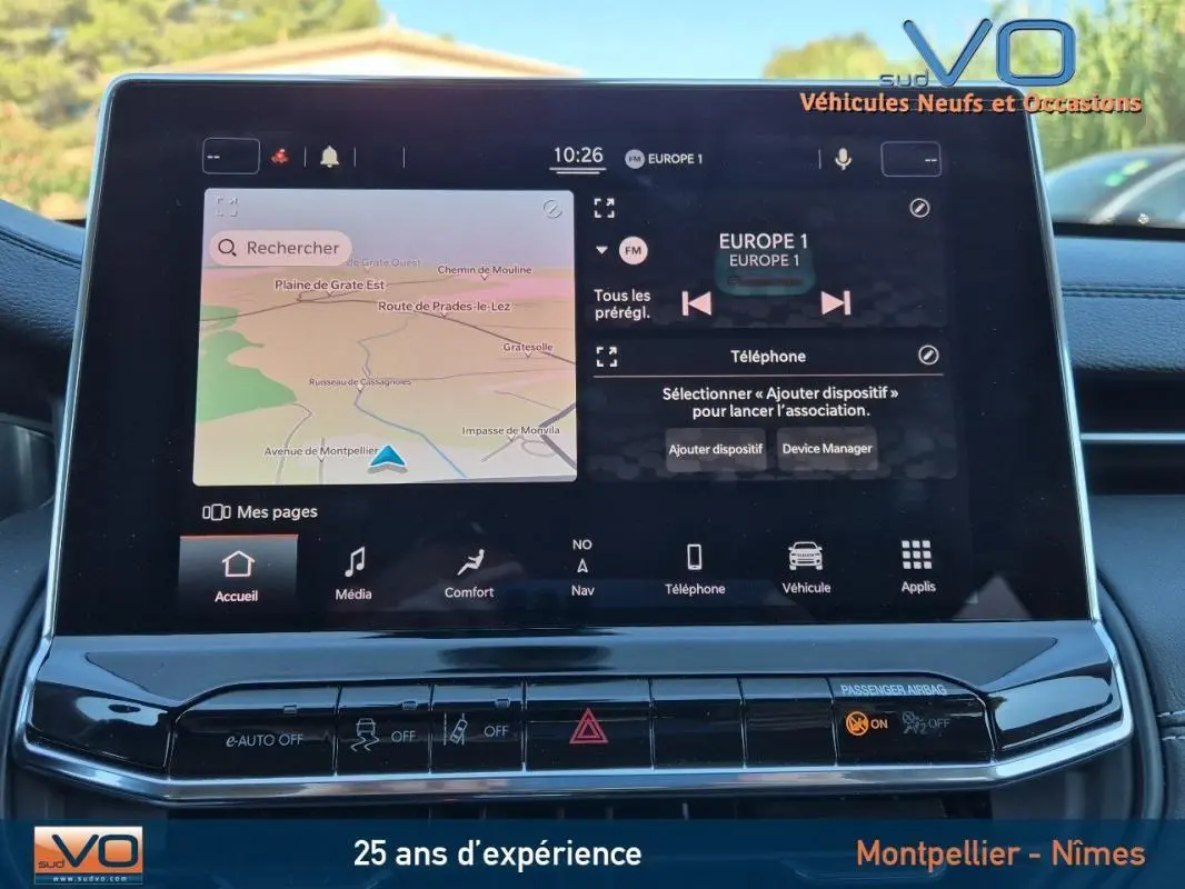 Écran tactile central du Jeep Compass 2023 montrant navigation et options multimédia dans l'habitacle noir.