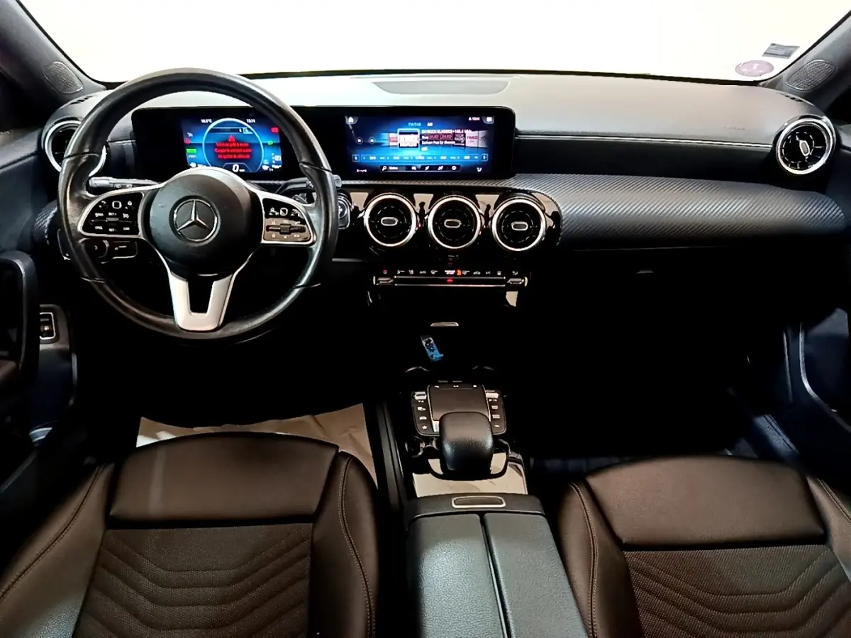 Intérieur noir de la Mercedes Classe A 250 e Business Line 2020, vue frontale sur tableau de bord et volant cuir multifonctions.