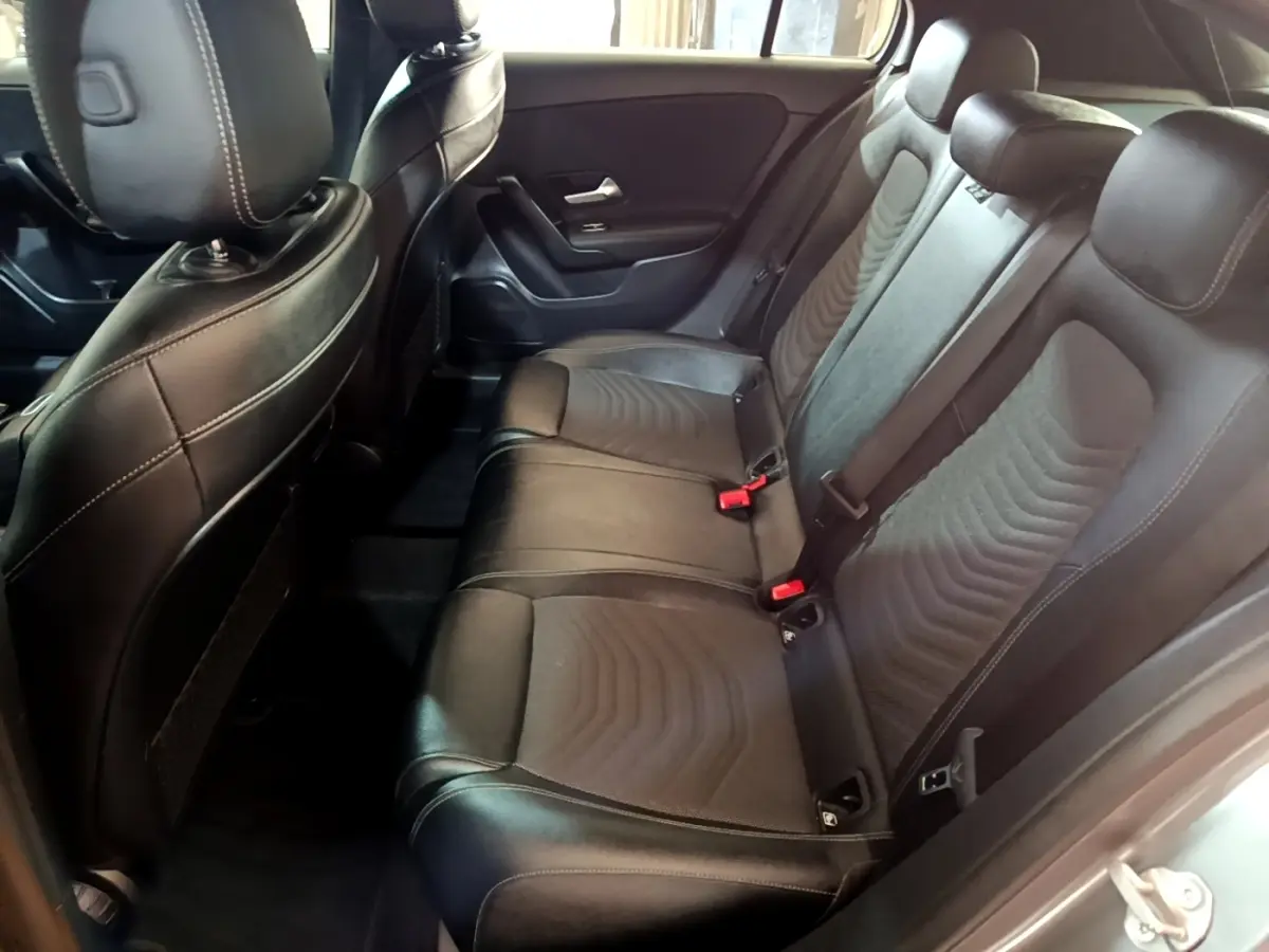 Vue intérieure côté droit sur la banquette arrière en cuir noir de la Mercedes Classe A A 250 e Business Line 2020.