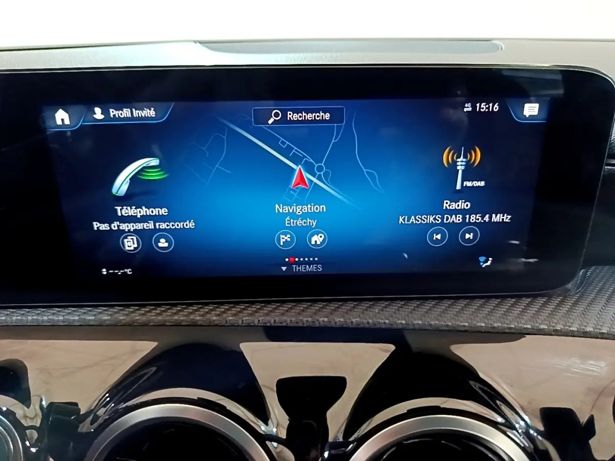 Écran tactile central du tableau de bord de la Mercedes Classe A 250 e Business Line 2020, affichage navigation et radio.