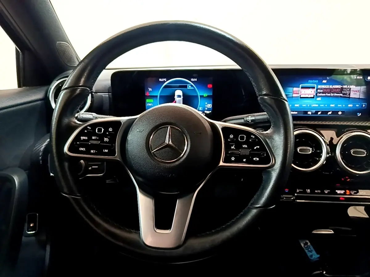 Vue frontale du volant cuir noir et tableau de bord numérique de la Mercedes Classe A 250 e Business Line 2020.