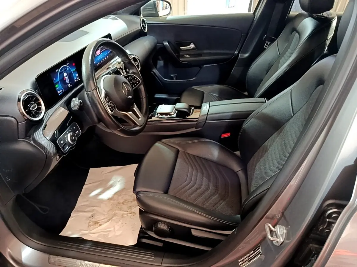 Intérieur avant droit d'une Mercedes Classe A 250 e Business Line 2020 avec sièges noirs et tableau de bord digital.