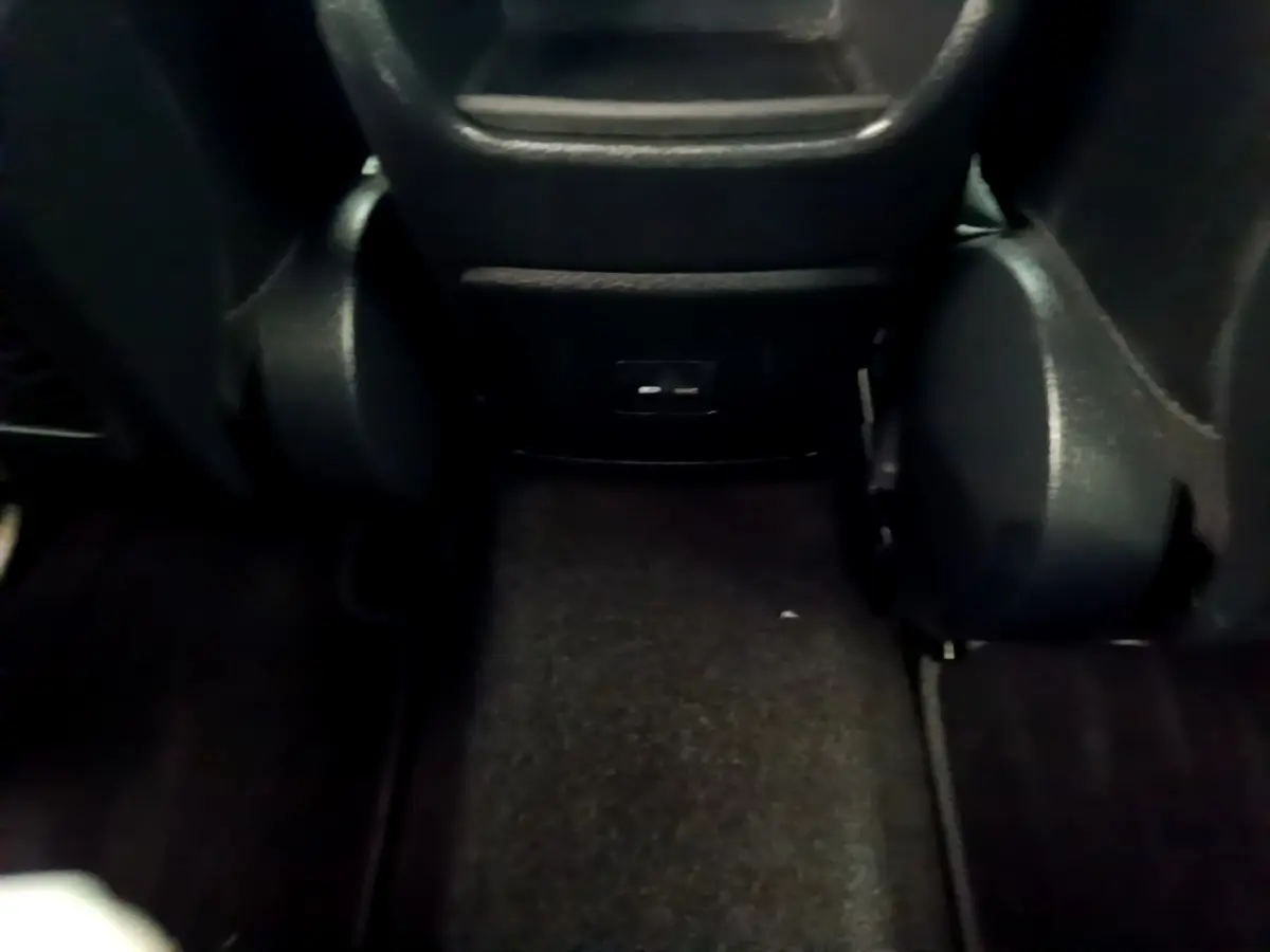 Prise USB et console centrale vue du plancher arrière d’une Mercedes Classe A A 250 e Business Line gris foncé.