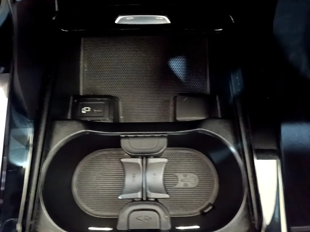 Gros plan sur le porte-gobelets central noir de la Mercedes Classe A 250 e Business Line 2020.