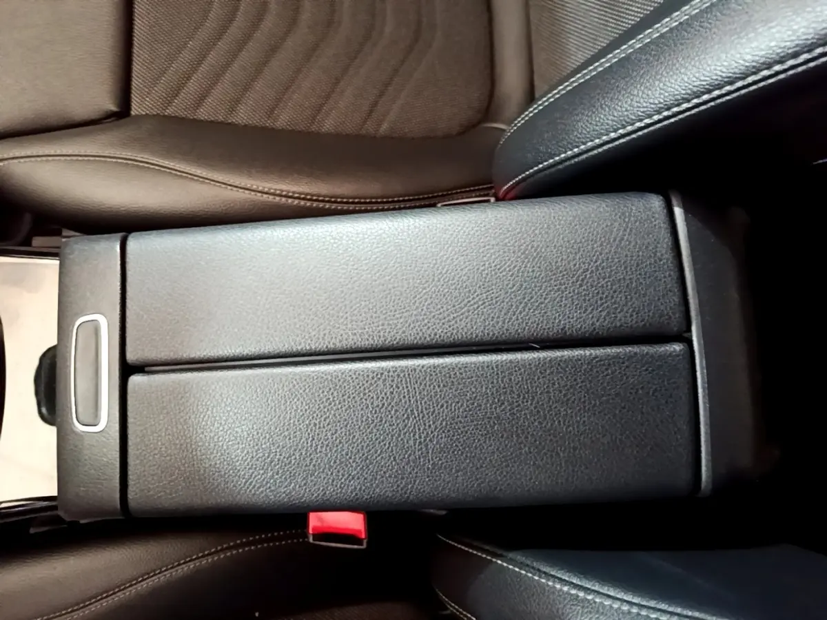 Accoudoir central en cuir noir vu de dessus dans l'habitacle d'une Mercedes Classe A A 250 e Business Line 2020.