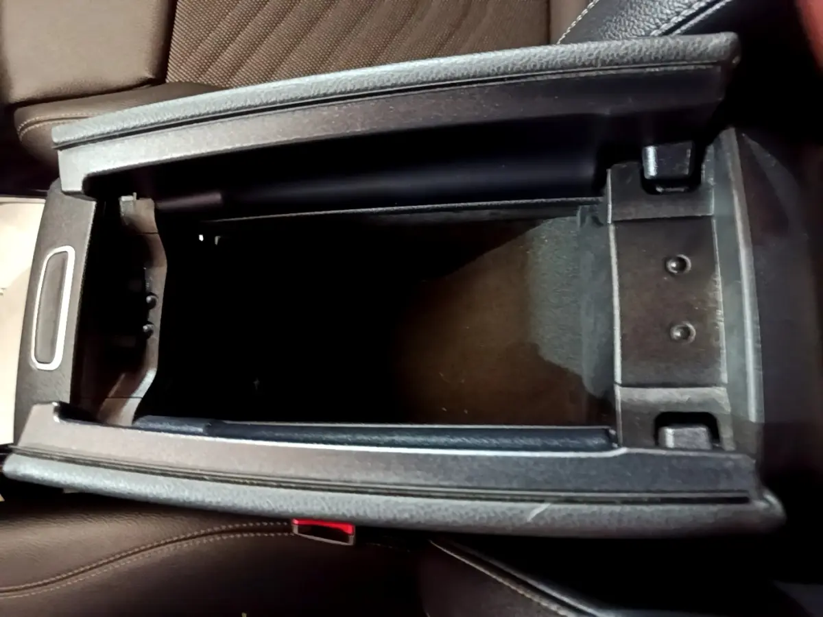 Coffre central ouvert en cuir noir dans l'habitacle de la Mercedes Classe A 250 e Business Line 2020.