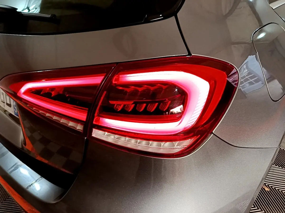 Gros plan sur le feu arrière droit allumé d'une Mercedes Classe A 250 e Business Line gris foncé de 2020