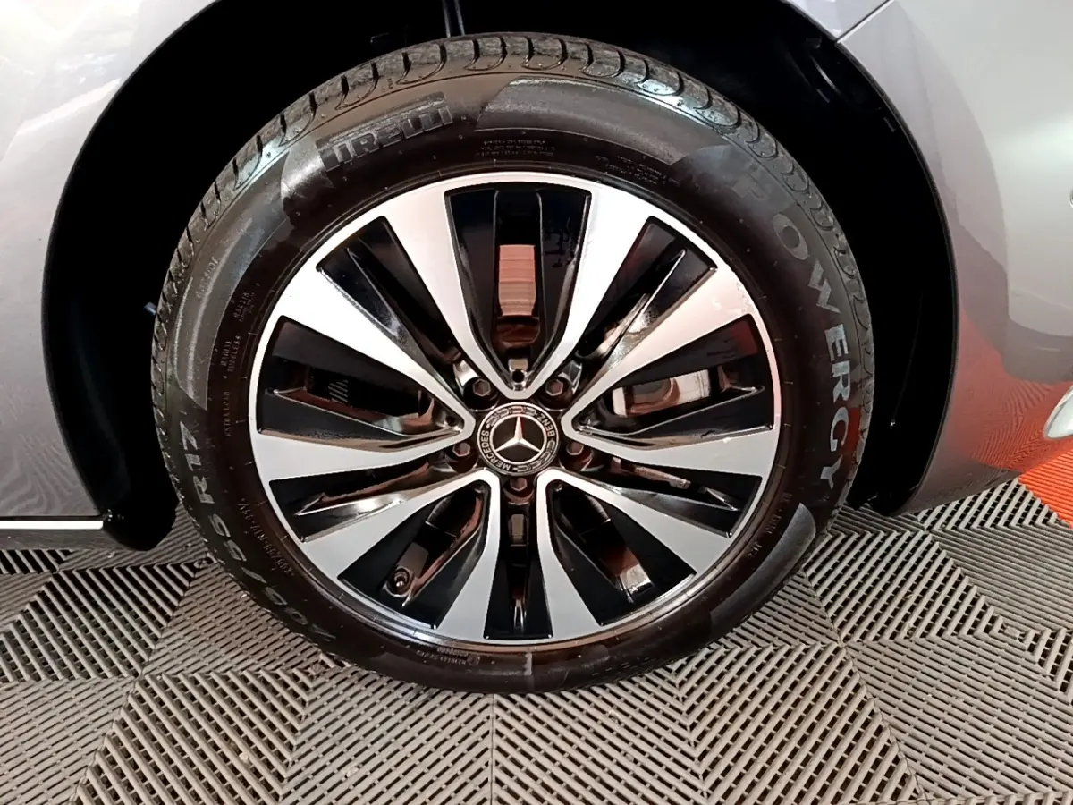 Gros plan sur la roue avant droite avec jante alliage bicolore de la Mercedes Classe A 250 e Business Line gris foncé