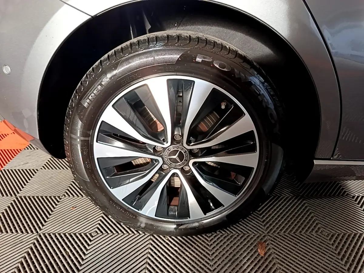 Gros plan sur la roue avant droite gris foncé d'une Mercedes Classe A 250 e Business Line 2020 avec jante alliage.