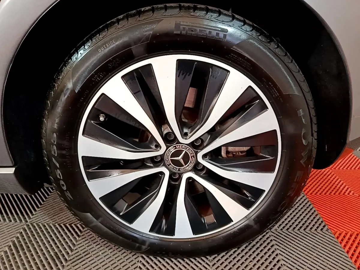 Gros plan sur la jante alliage bicolore et pneu Pirelli d'une Mercedes Classe A 250 e Business Line gris foncé